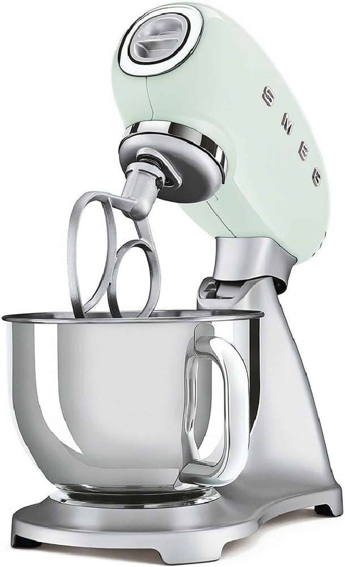 Test : robot pâtissier Smeg SMF02PGEU, design et performance
