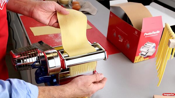 Imperia Electric Ligne Classique Machine à pâtes électrique Fabrique en Italie. Machine à pâtes fraîches avec moteur électrique. Laminatrice électrique Lasagnes, Tagliolini, Fettuccine. (Rouge)