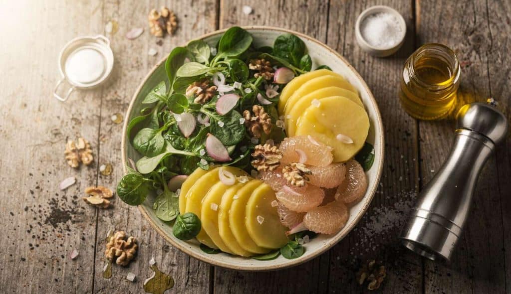 Salade de mâche aux pommes de terre et pomelo : recette fraîche et savoureuse