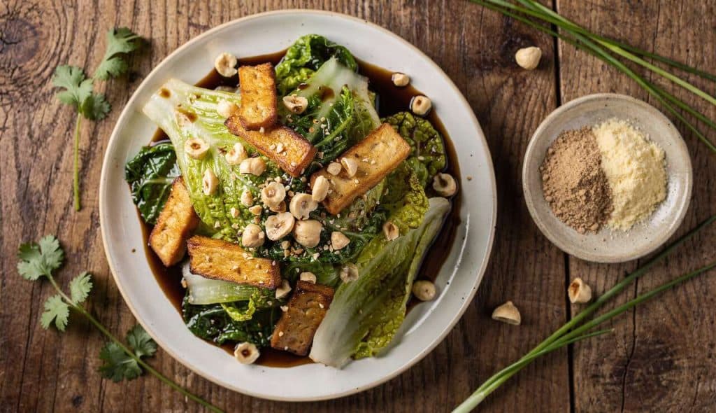 Chou chinois sauté au tofu fumé et noisettes : recette rapide et savoureuse