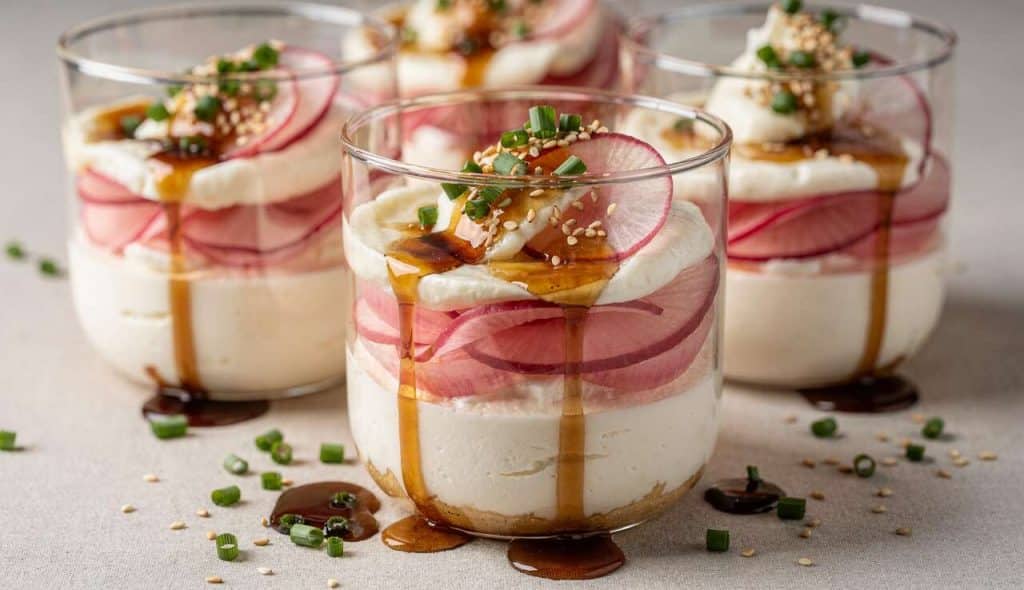 Verrines de radis marinés : recette au soja et sésame