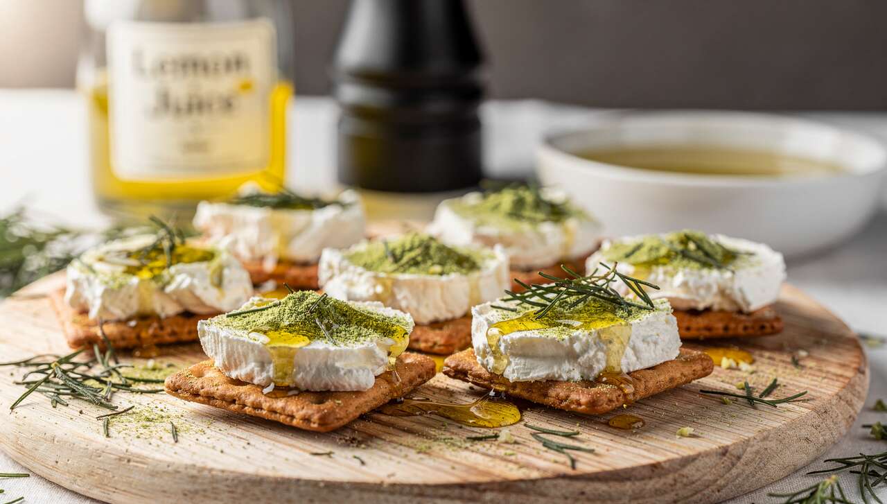 Recette apéritif : sandwichs concombre et fromage de chèvre croquants