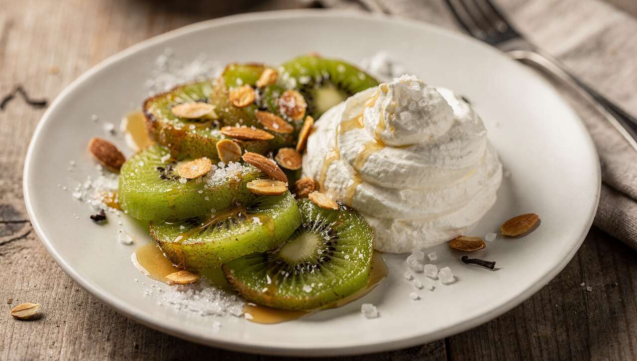 Kiwis poรชlรฉs au fromage blanc et amandes caramรฉlisรฉes