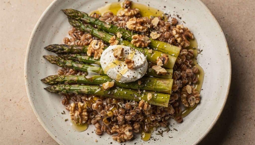 Bol de sarrasin, asperges rôties et chèvre : recette gourmande