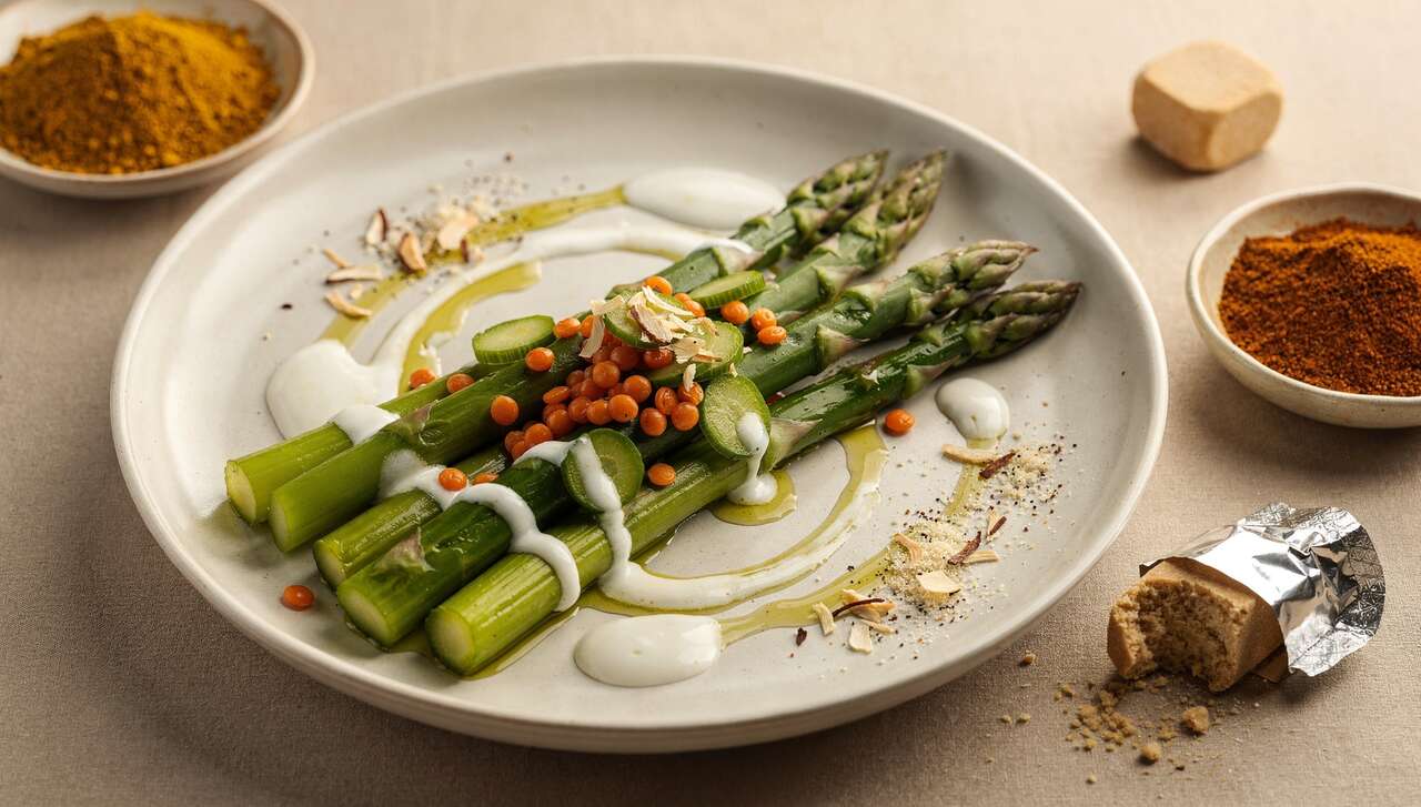 Asperges sautées aux lentilles corail et curry : recette savoureuse
