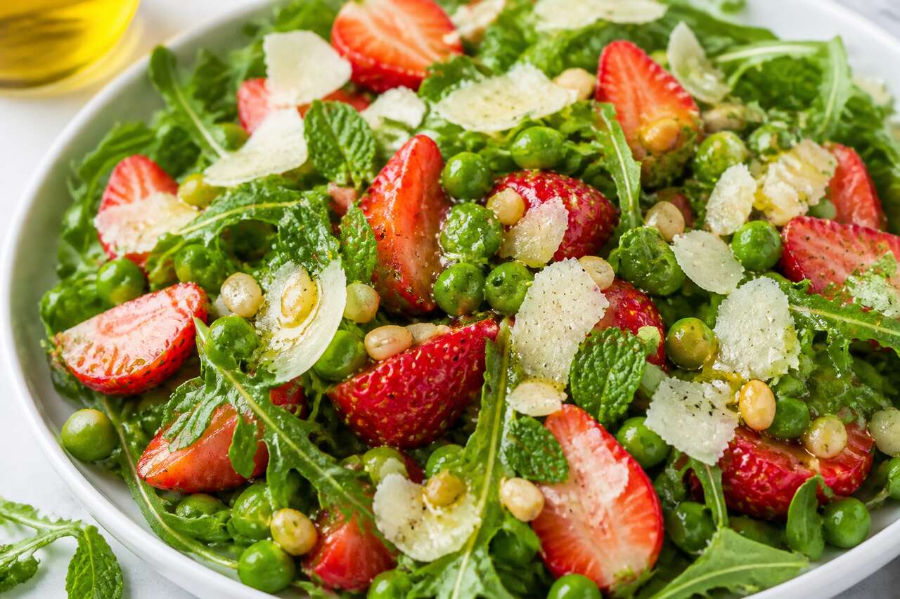 Salade de petits pois, roquette et fraises : une recette fraîche et estivale