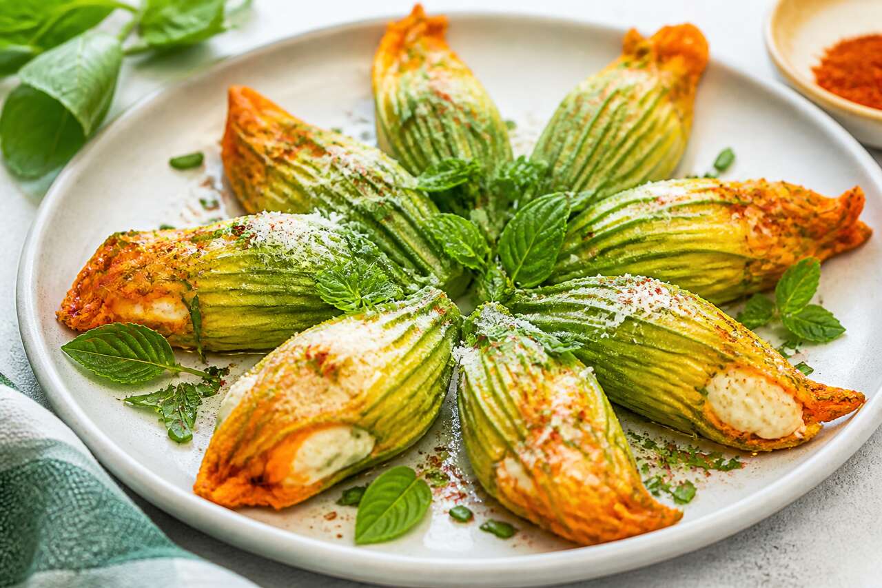 Fleurs de courgette farcies à la faisselle et aux herbes