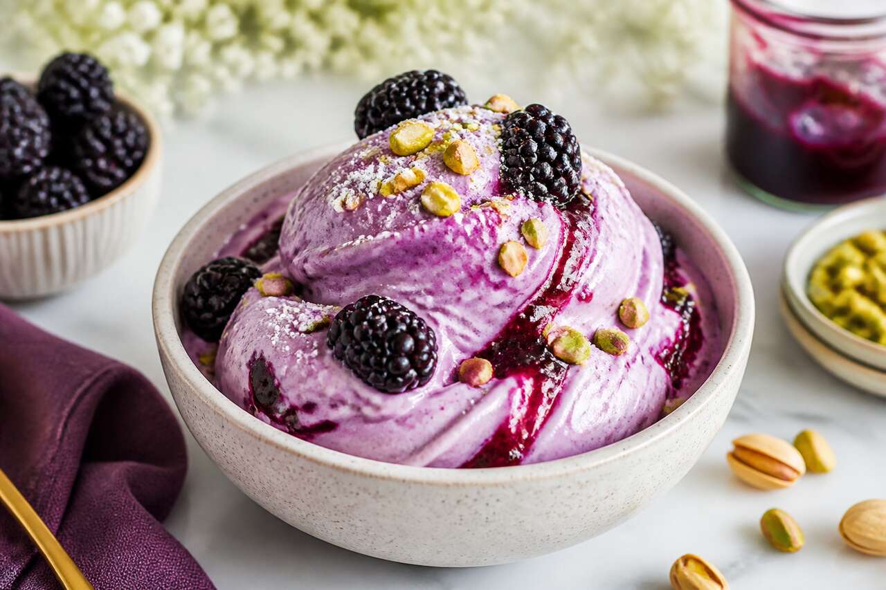 Yaourt glacé aux mûres et pistache : une recette rafraîchissante