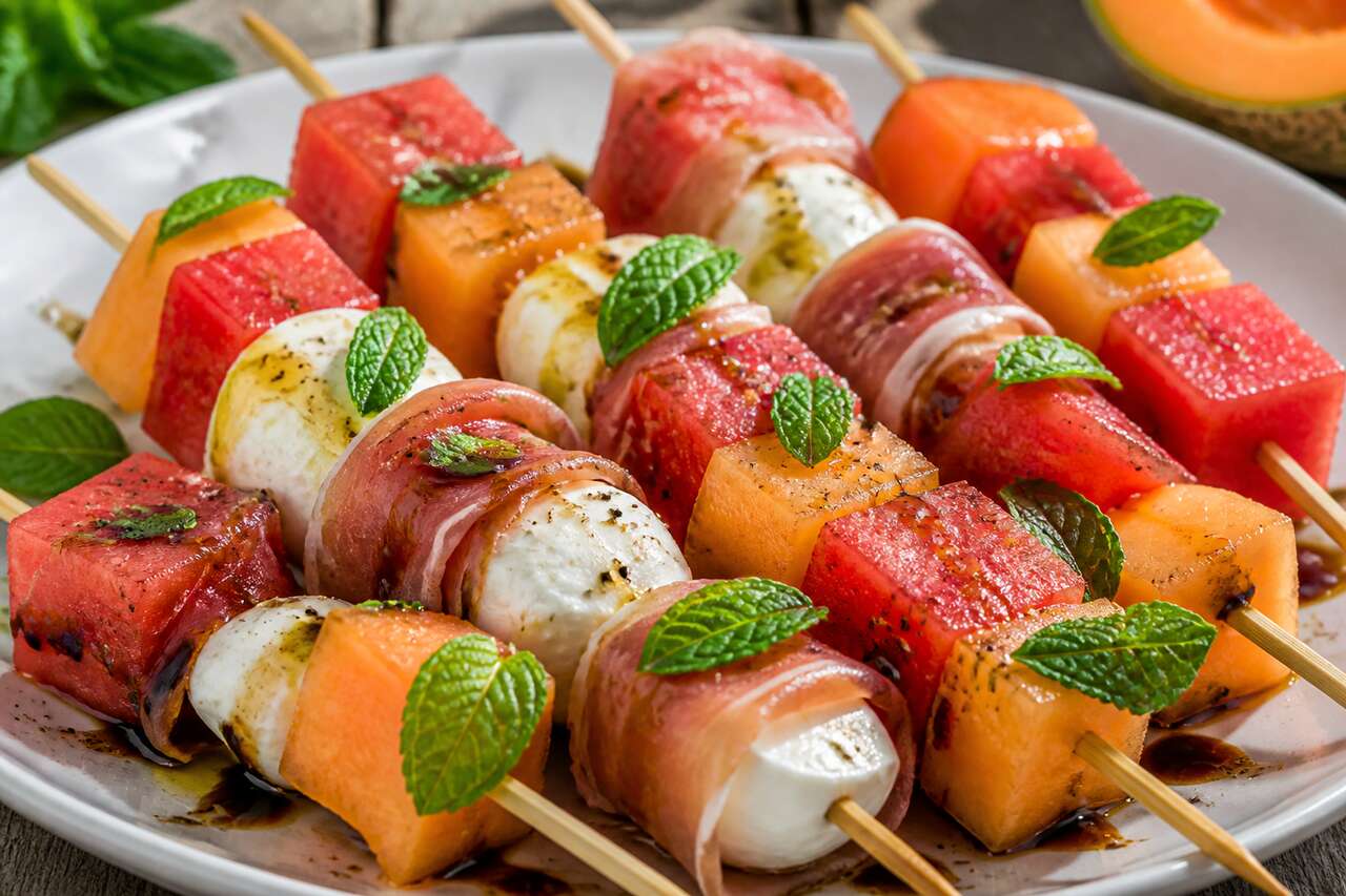 Brochettes melon pastèque et mozzarella : recette estivale facile