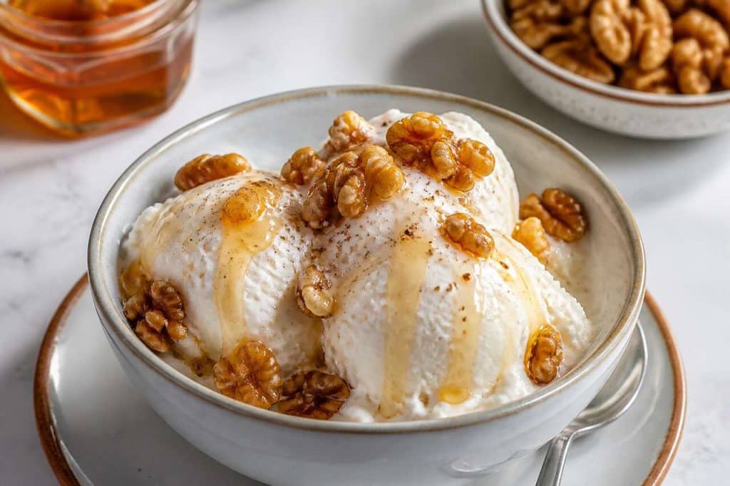 Glace au yaourt de brebis, noix et miel : recette gourmande