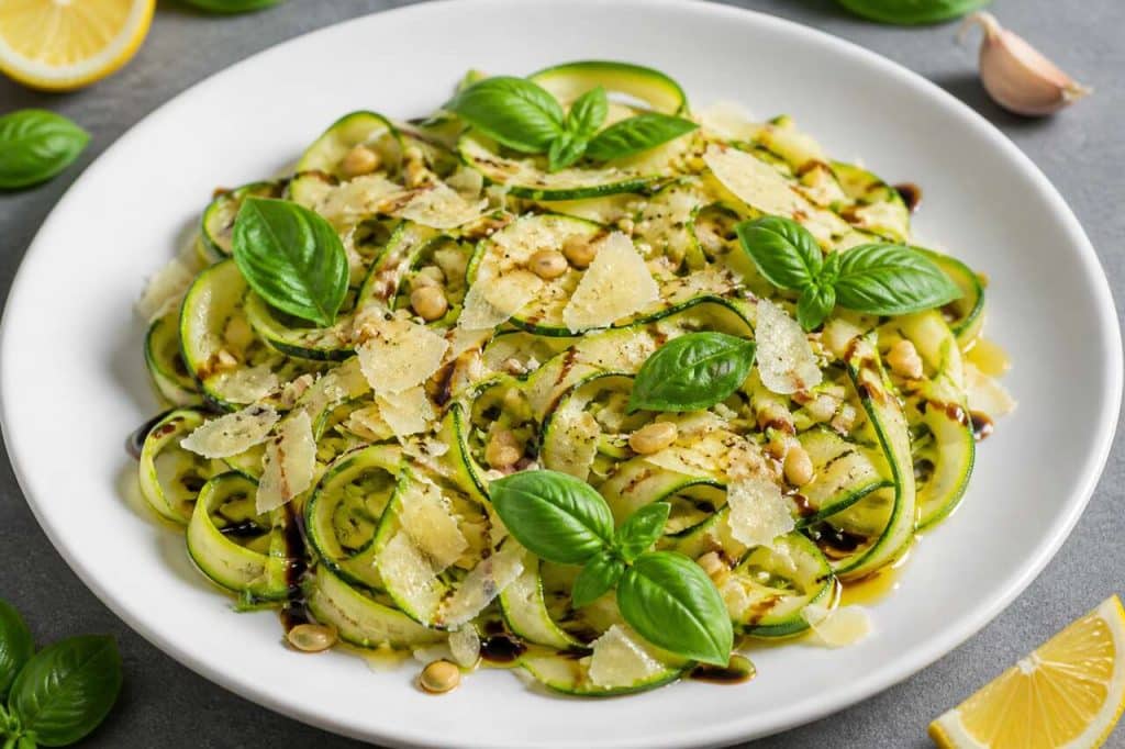 Salade de tagliatelles de courgettes : recette facile et savoureuse